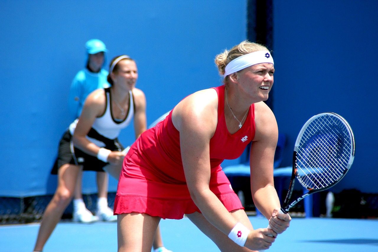 Atlete WTA in campo durante un torneo di tennis femminile
